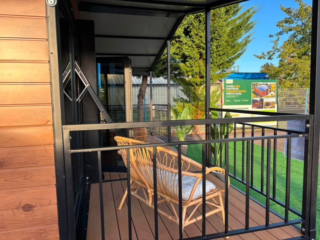 Terrasse couverte d'une maison Otini au showroom